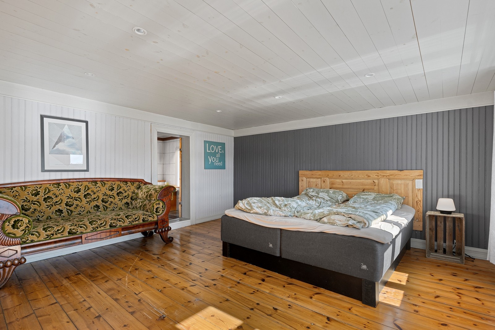 Hovedsoverommet med inngang til badet. Galleribilde