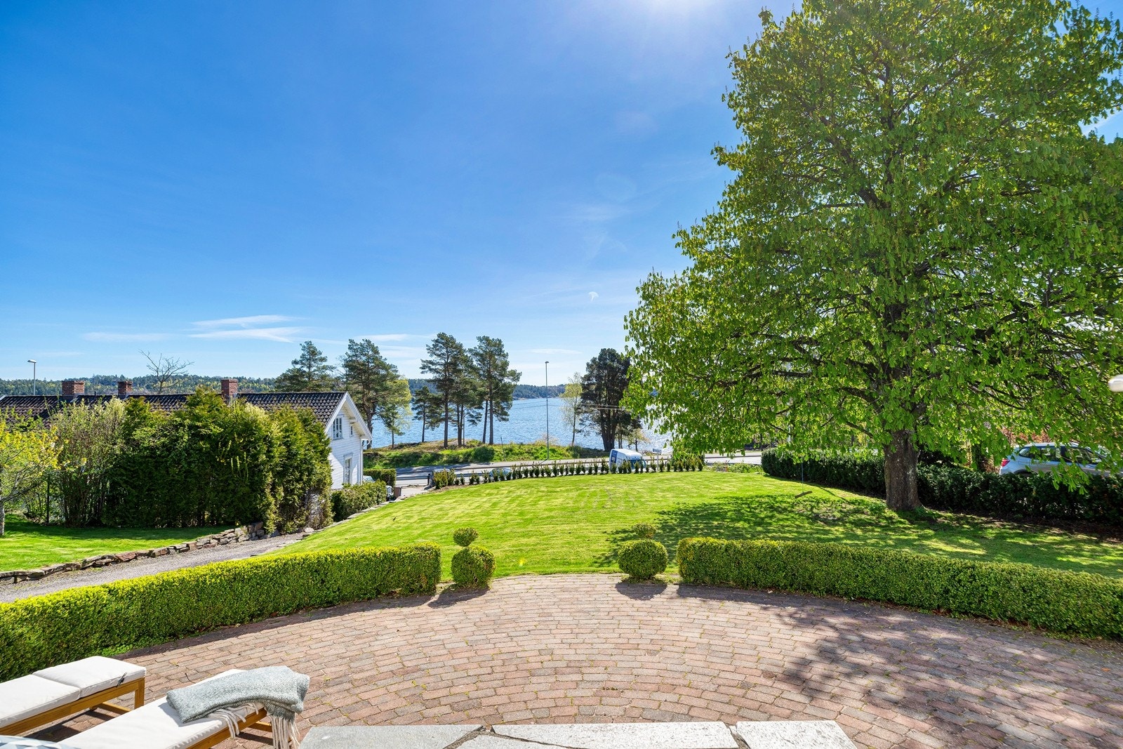 Solrik uteplass utenfor stue og spiseplass. Kort vei til badeplass. Galleribilde