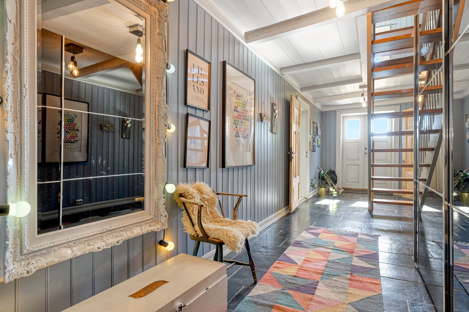 Gangen mellom inngangspartiet, stue og kjøkken. Utgang hage og terrasse. Galleribilde