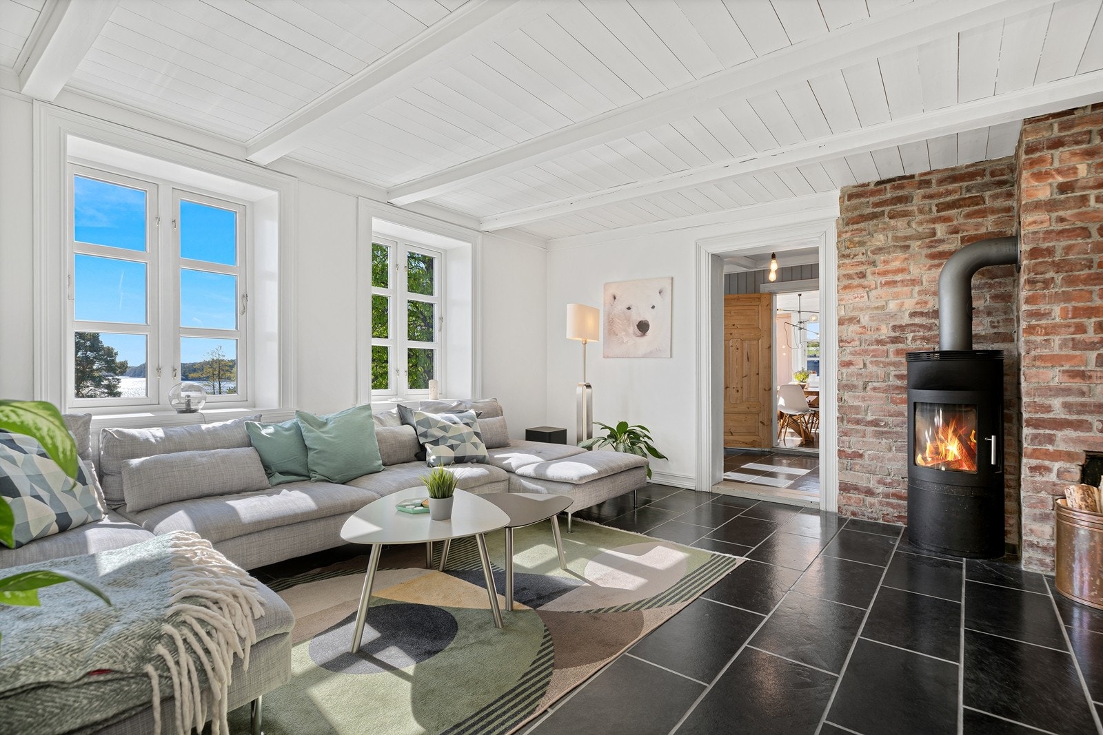 Koselig stue med flott utsikt og peisovn. Galleribilde