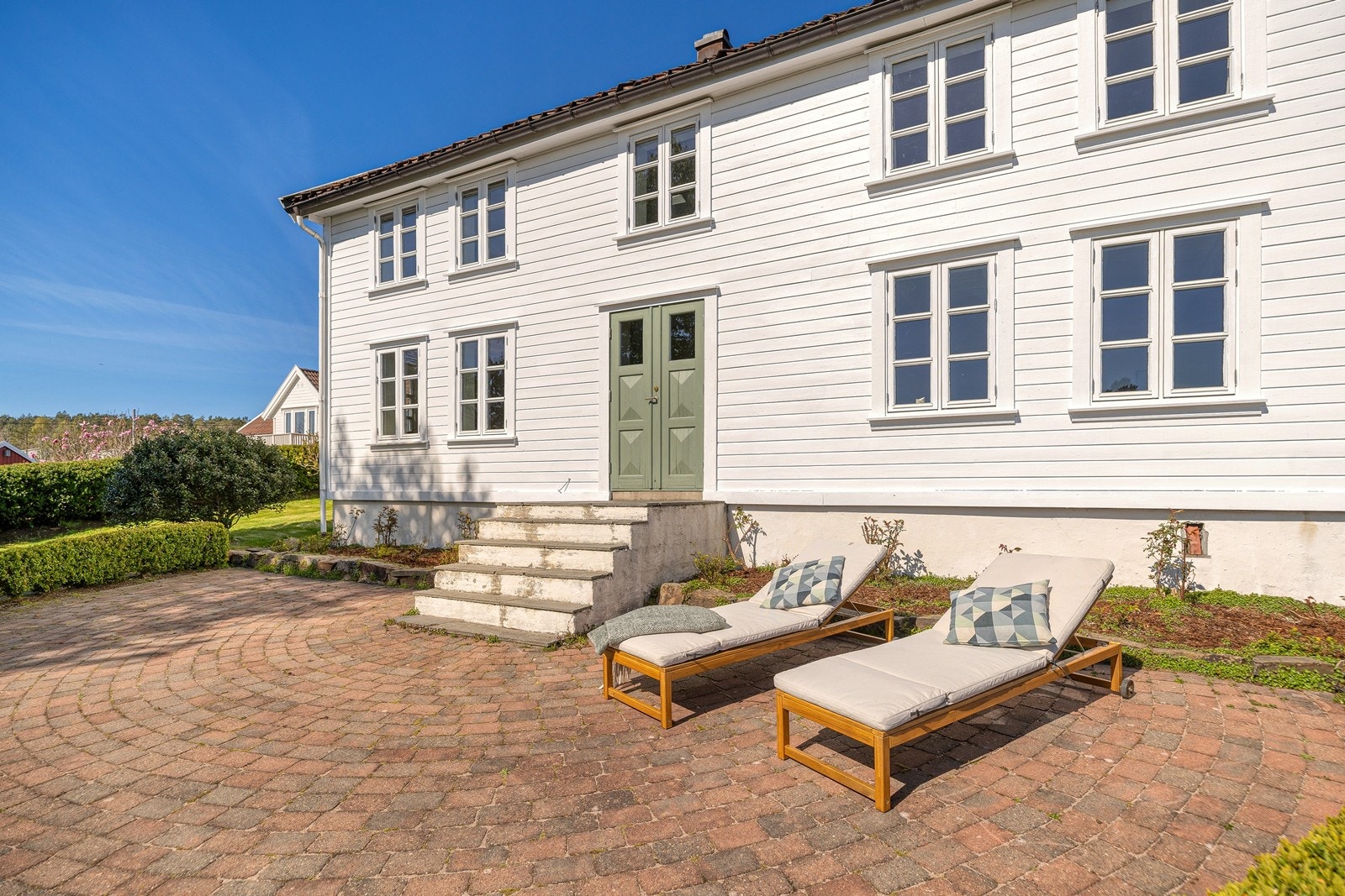 Solrik terrasse foran huset. Galleribilde