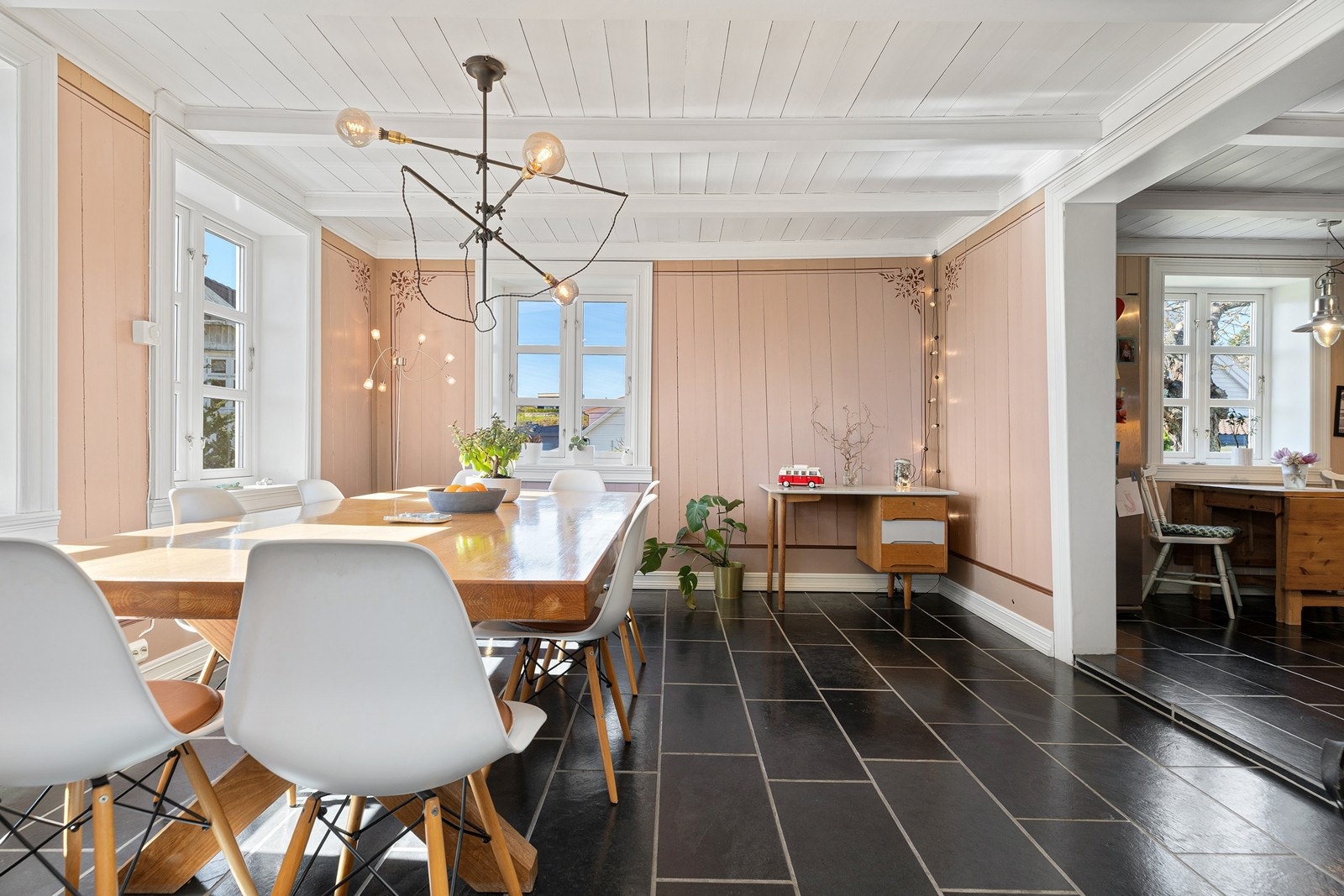 Spisestue og kjøkken til høyre. Galleribilde