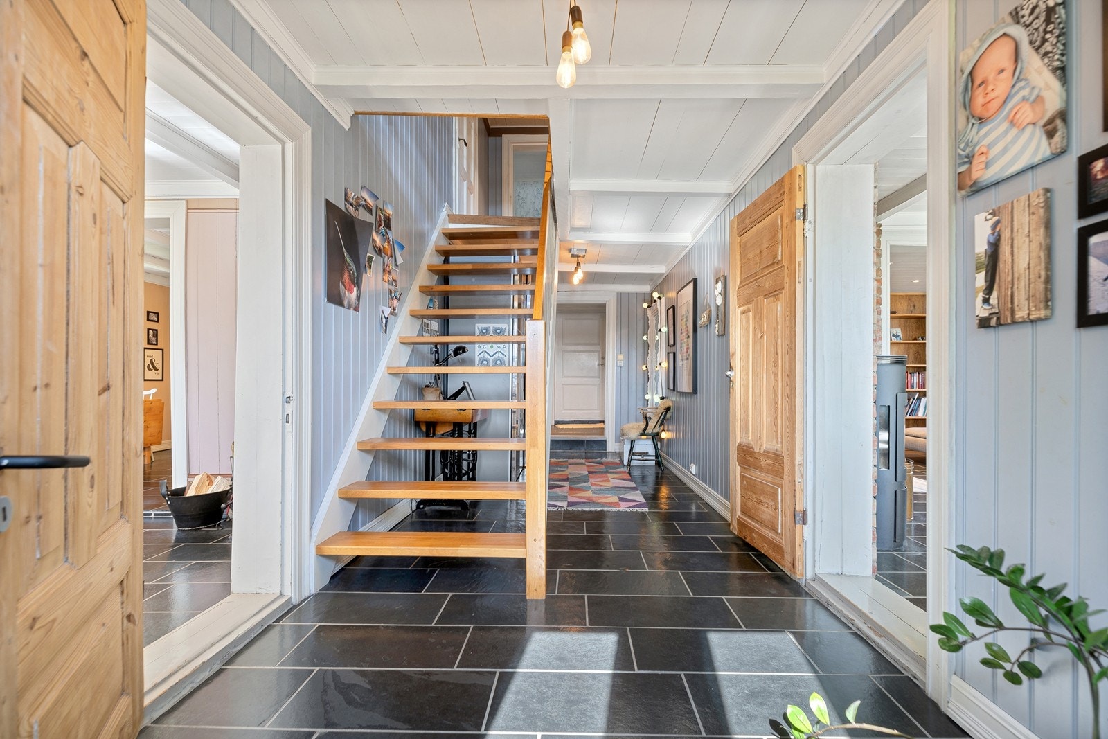 Gangen mellom inngangspartiet, stue og kjøkken. Utgang hage og terrasse. Galleribilde