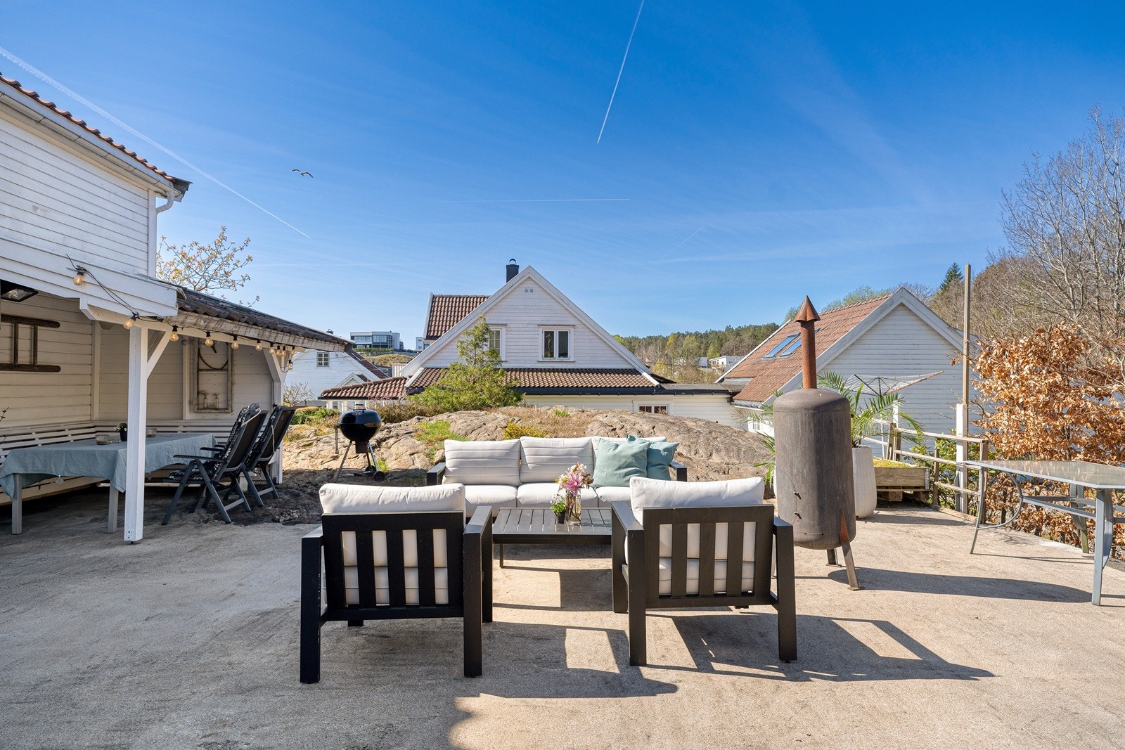 Terrassen bak huset ved inngangspartiet. Galleribilde