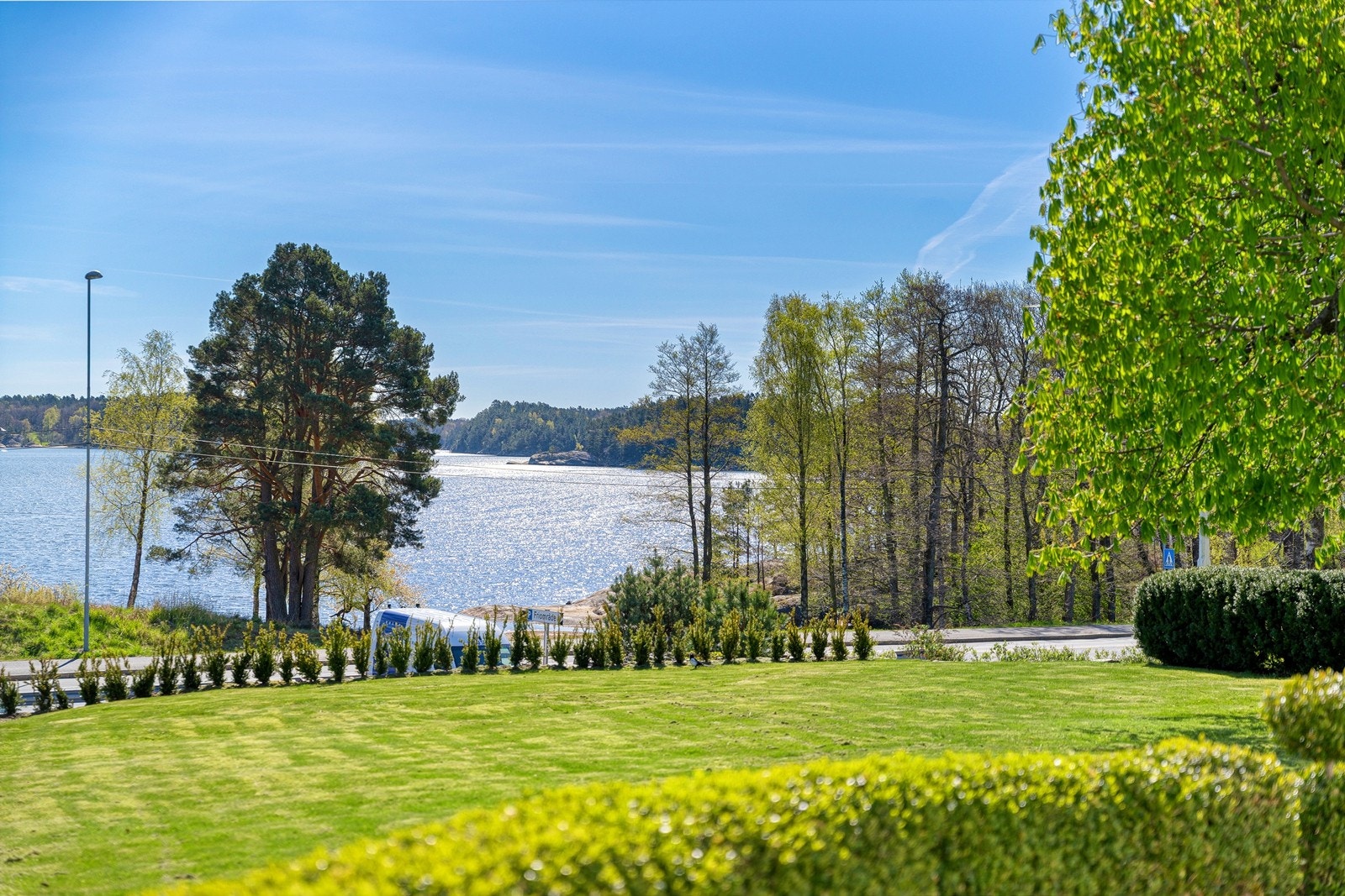 Utsikten mot Kaldvellfjorden fra terrassen. Galleribilde