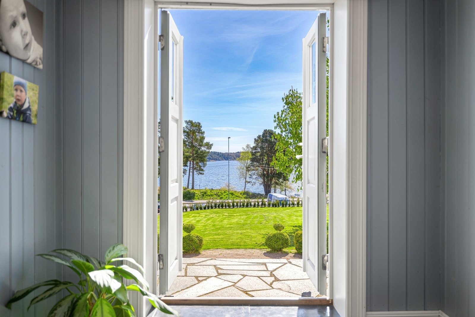 Utsikt og utgang til terrassen og hage. Galleribilde