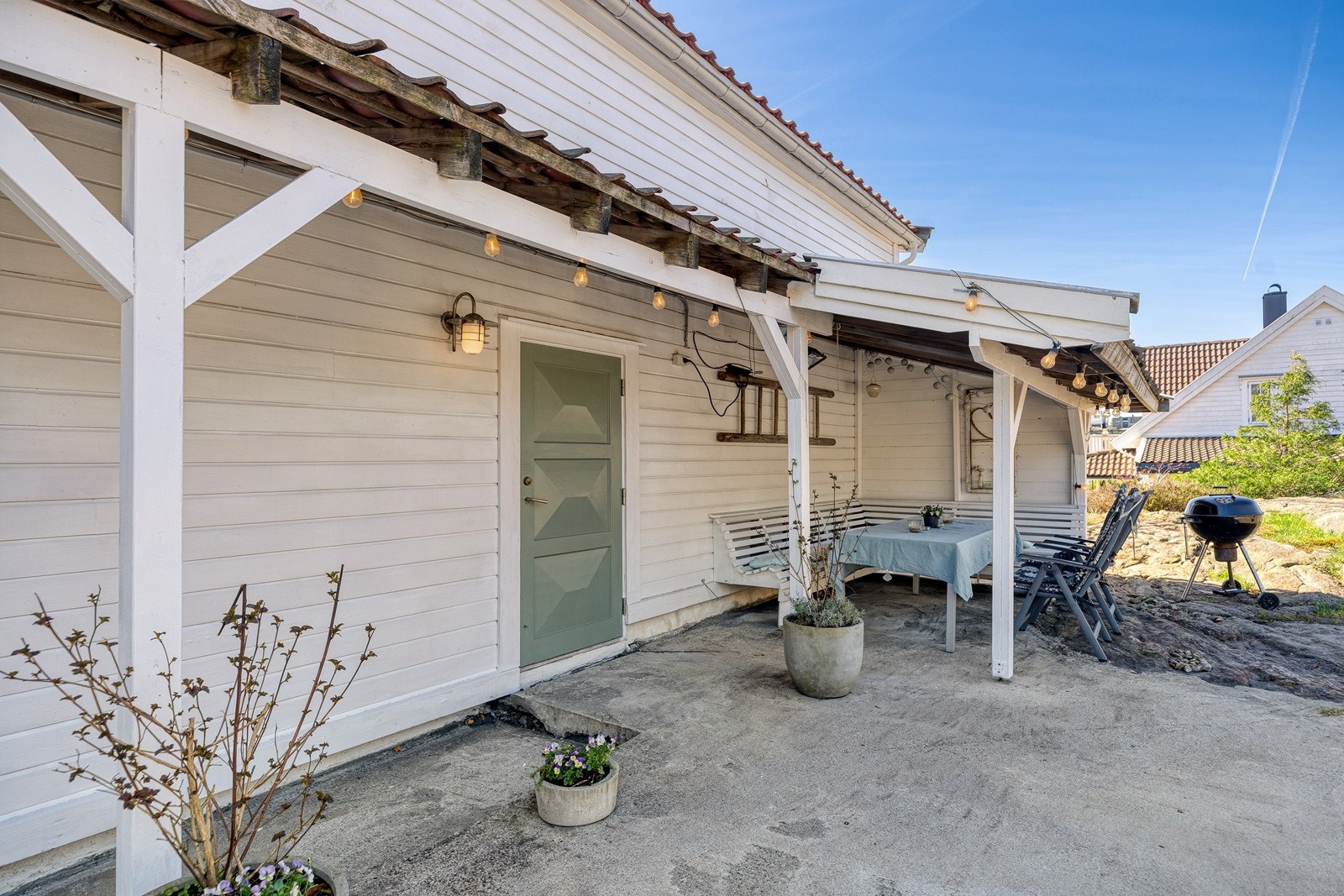 Inngangspartiet med overbygd sittegruppe for sene kvelder ute. Galleribilde