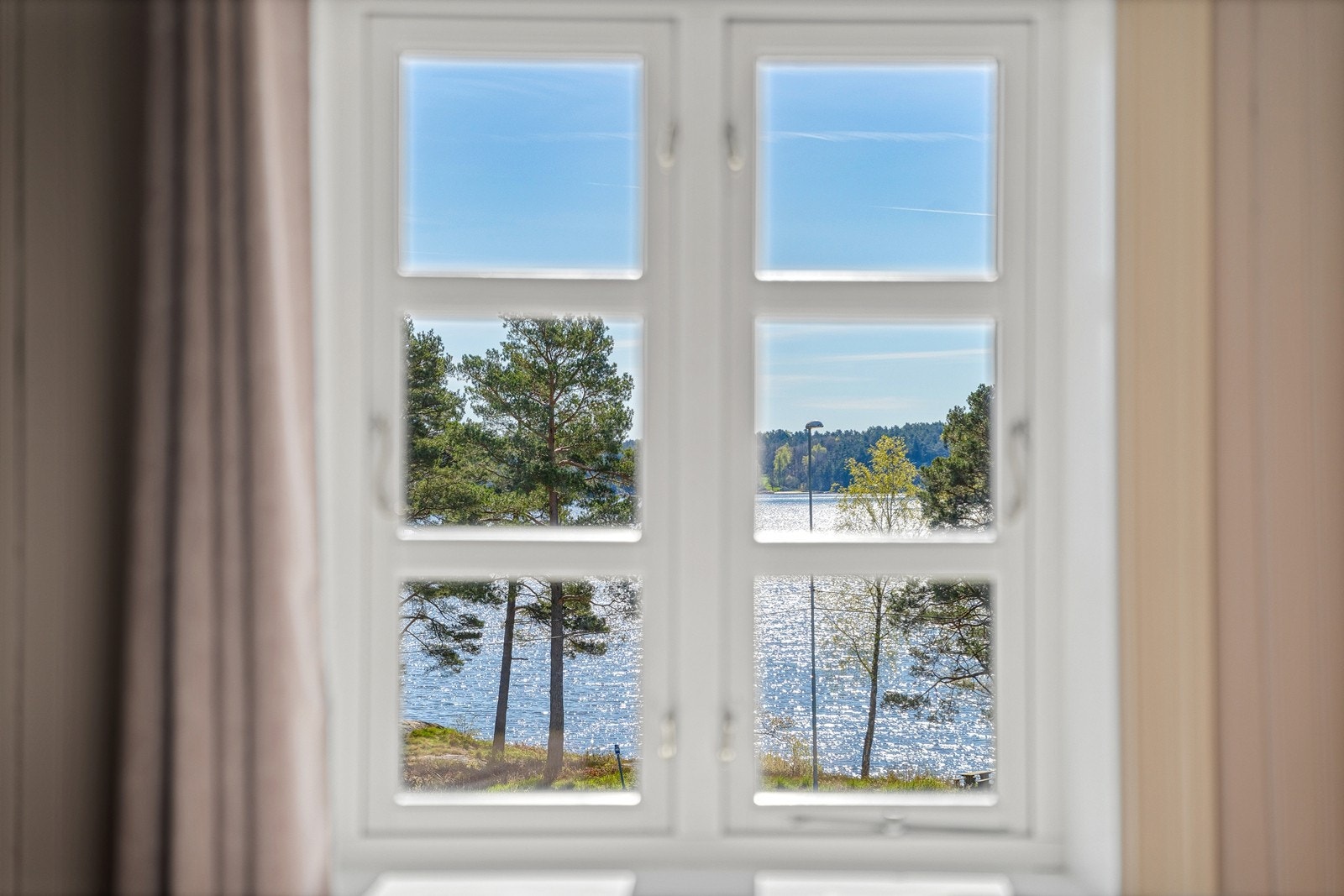 Utsikten mot fjorden. Galleribilde