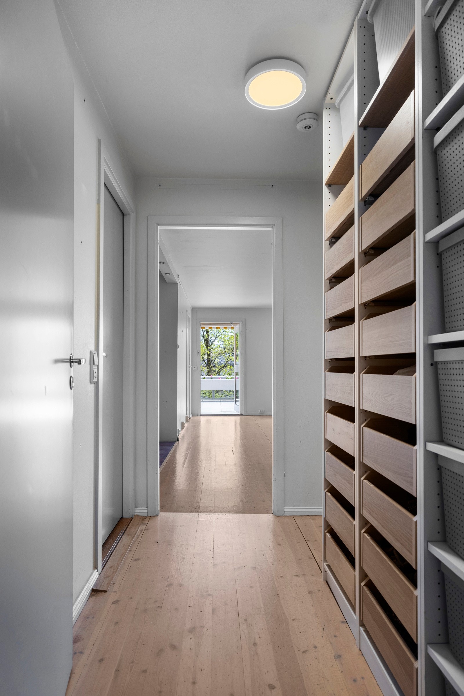 Fra stuen kommer man videre til gangen hvor man finner hovedsoverommet og bad Galleribilde