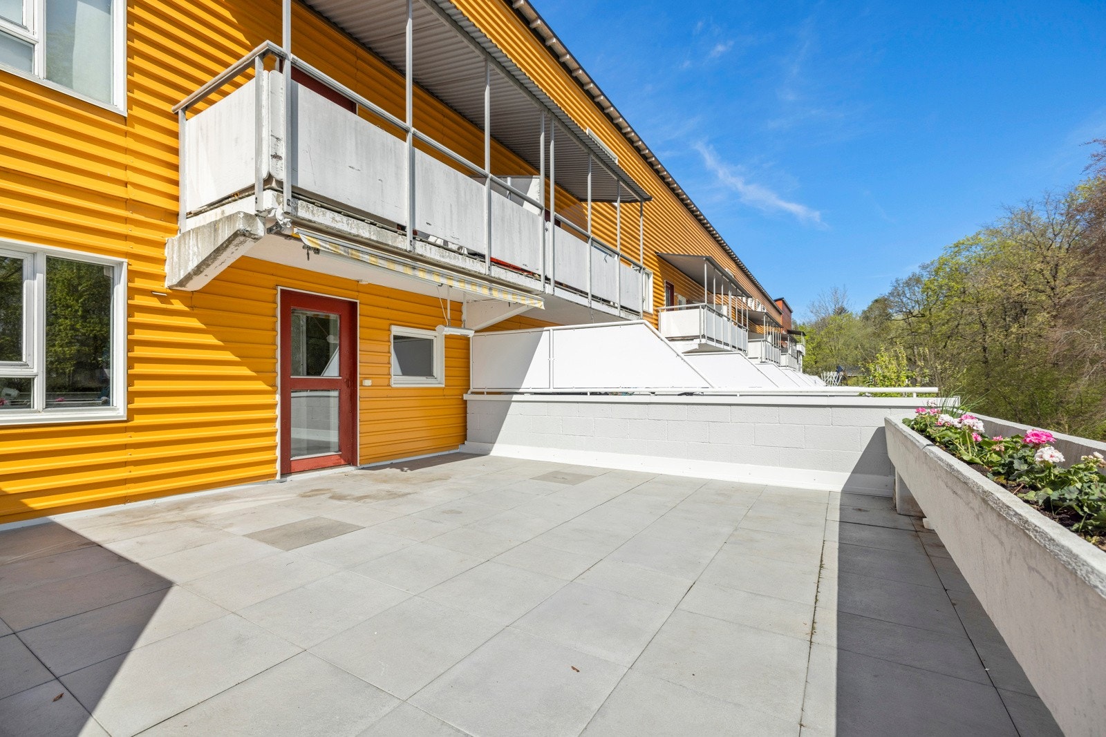Stor solrik terrasse på 36 m2 Galleribilde