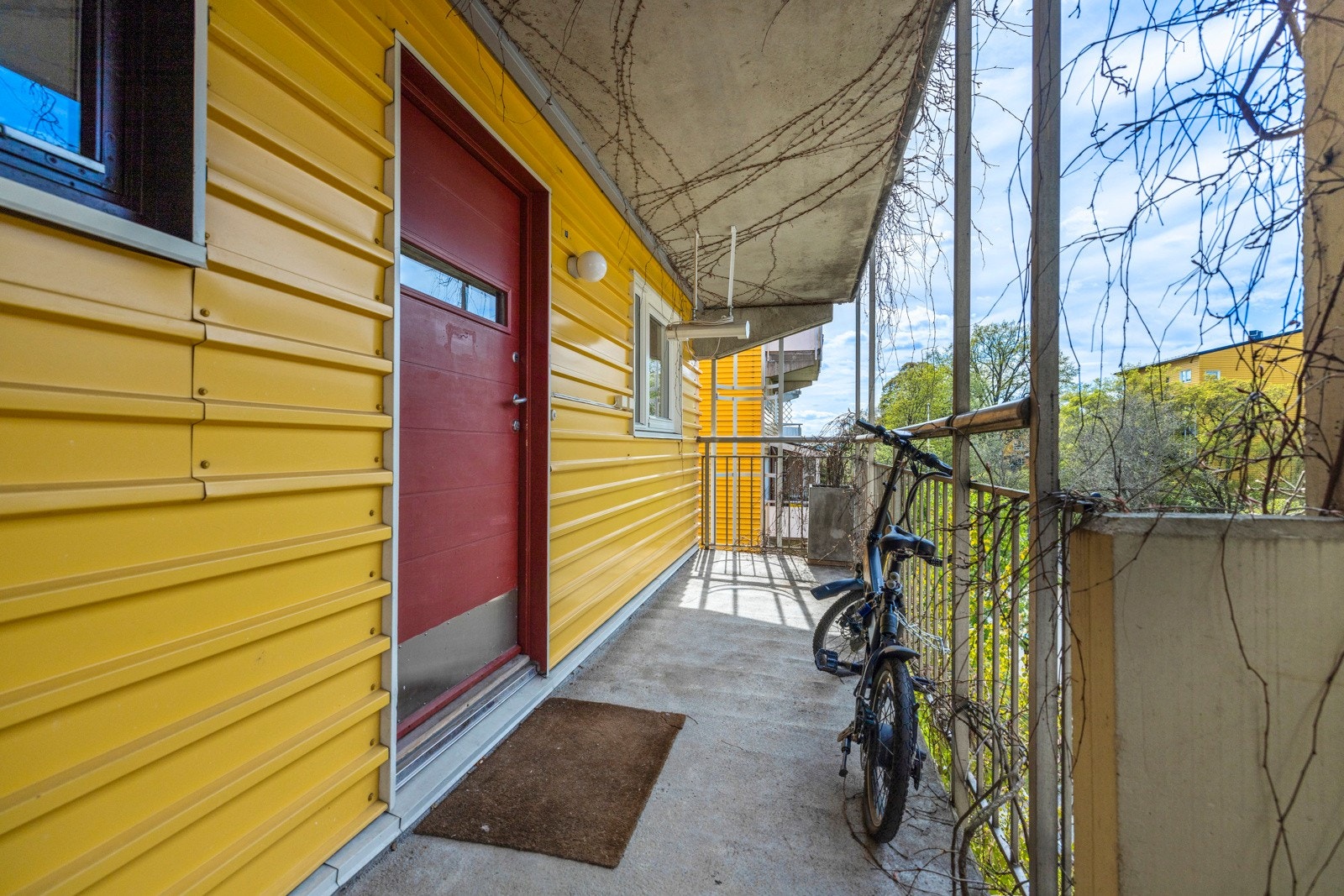 Inngangsparti via solrik svalgang Galleribilde