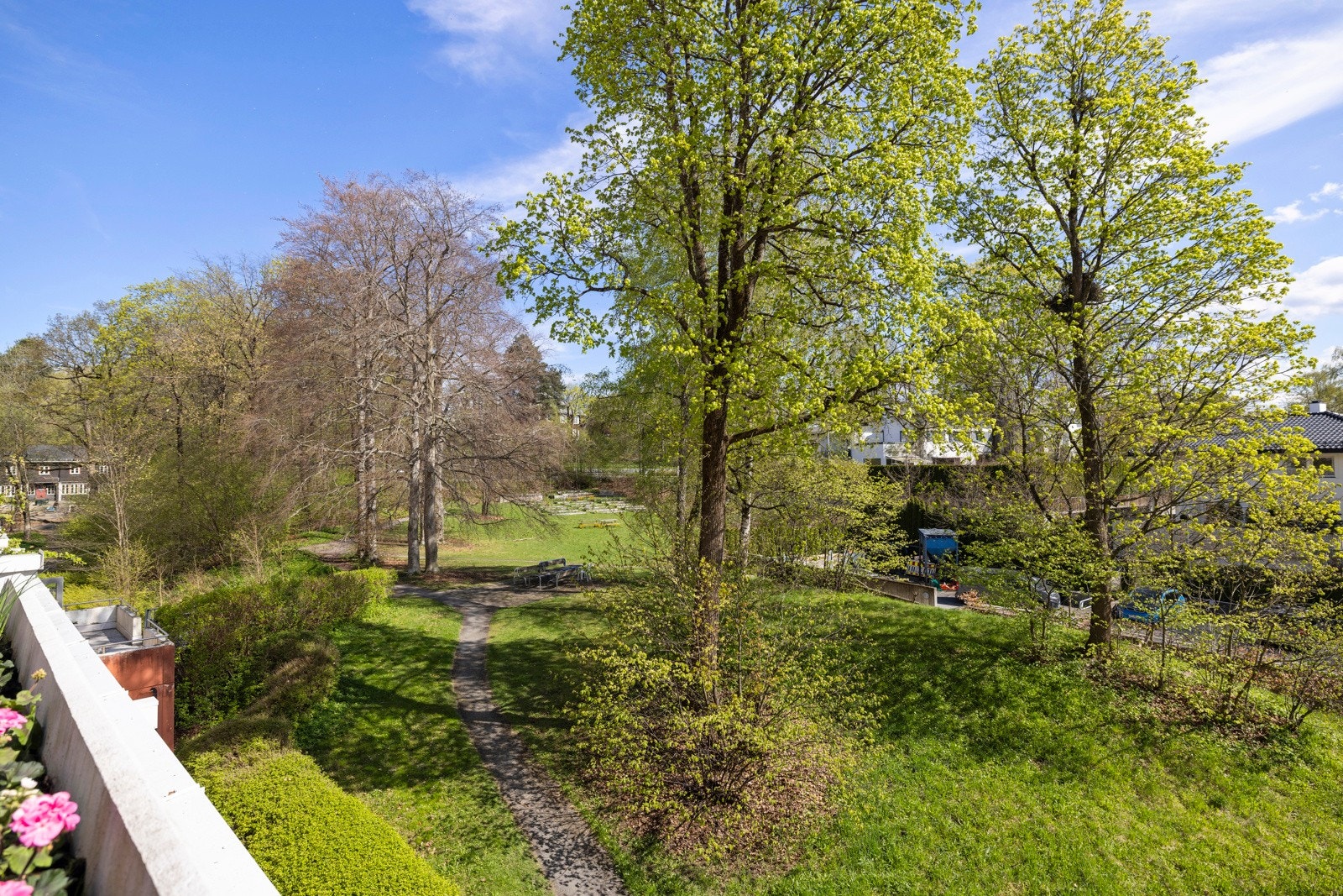 Fra terrasen har du fin utsikt til grøntområder Galleribilde