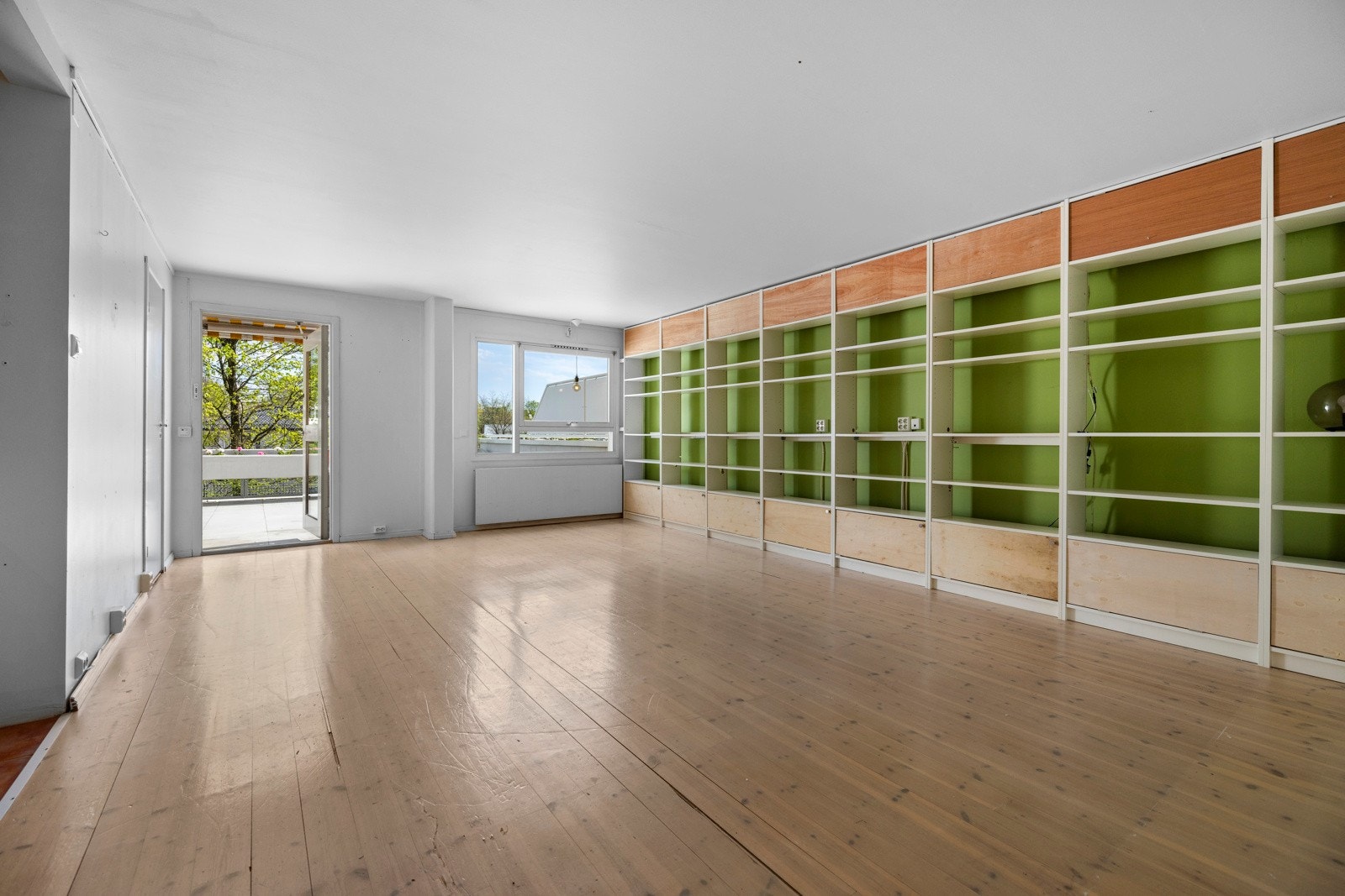 Lys og stor stue med gode innredningsmuligheter Galleribilde