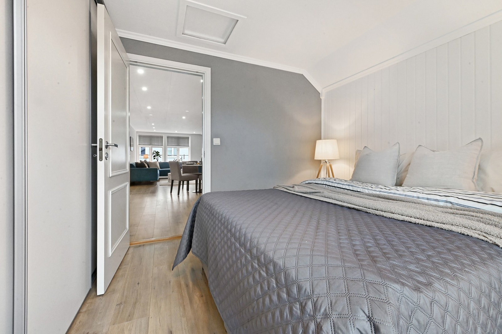 Skyvedørsgarderobe på soverom Galleribilde