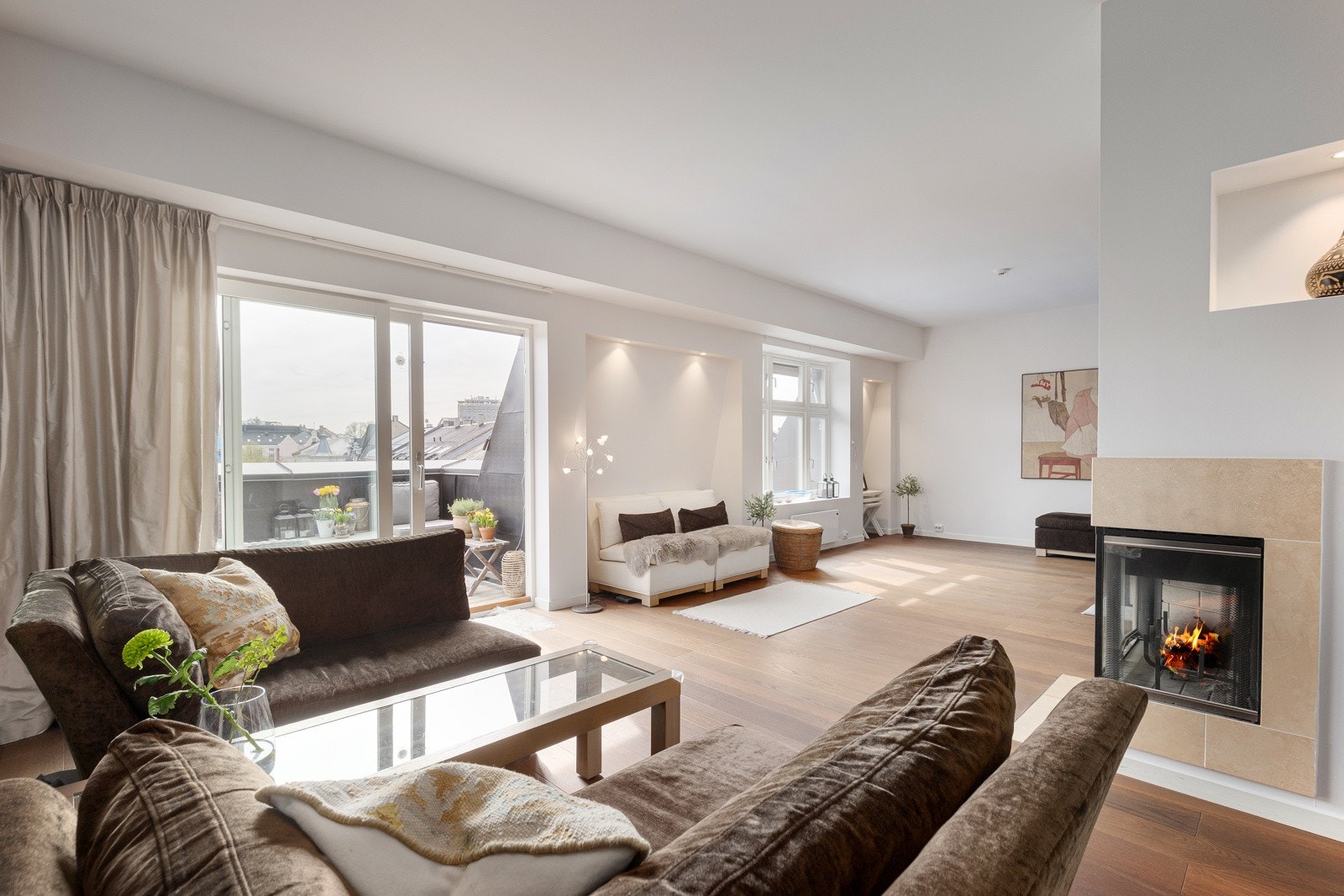 Stor og luftig stue med utgang til terrasse Galleribilde
