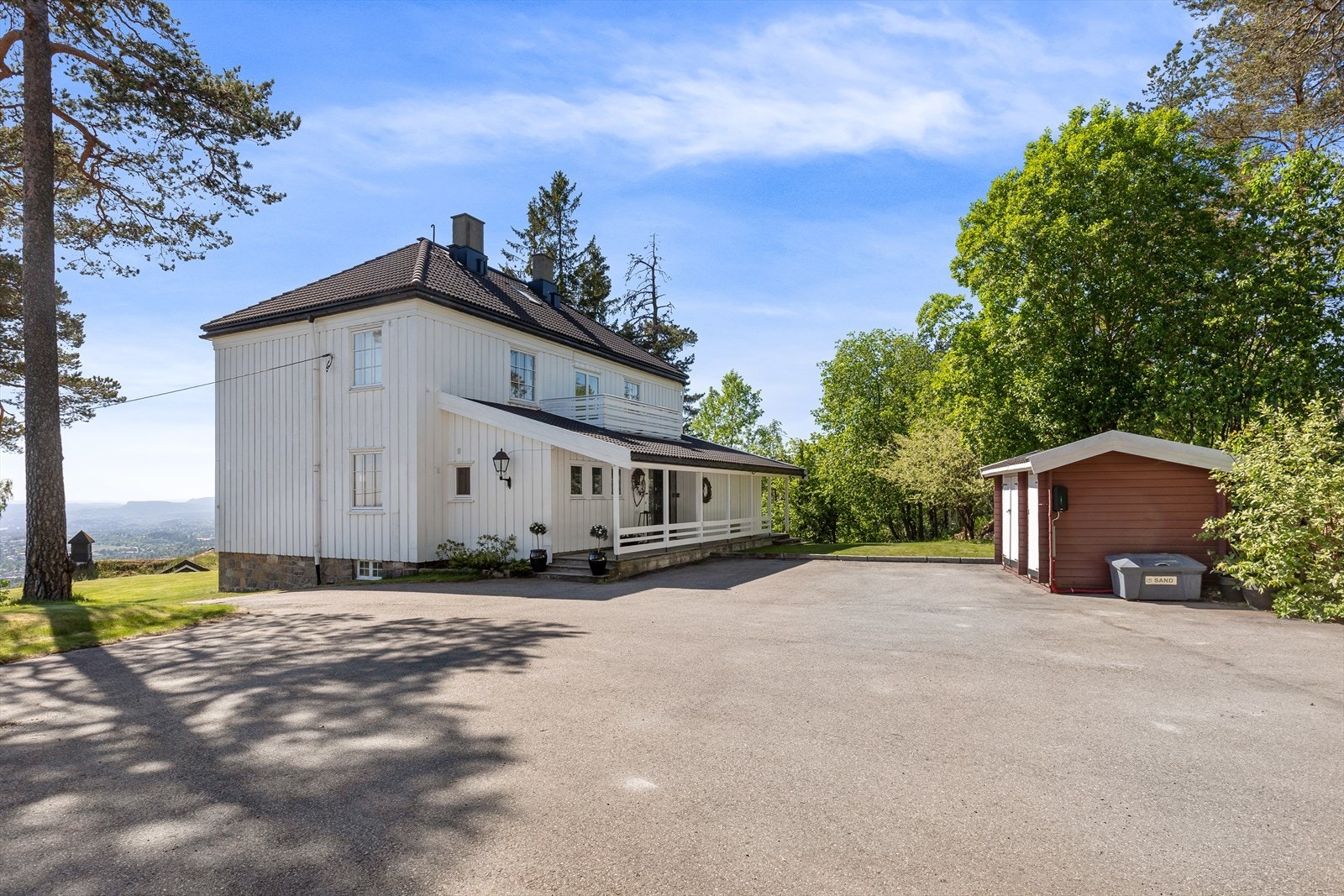 Gode parkeringsmuligheter på egen tomt. Galleribilde
