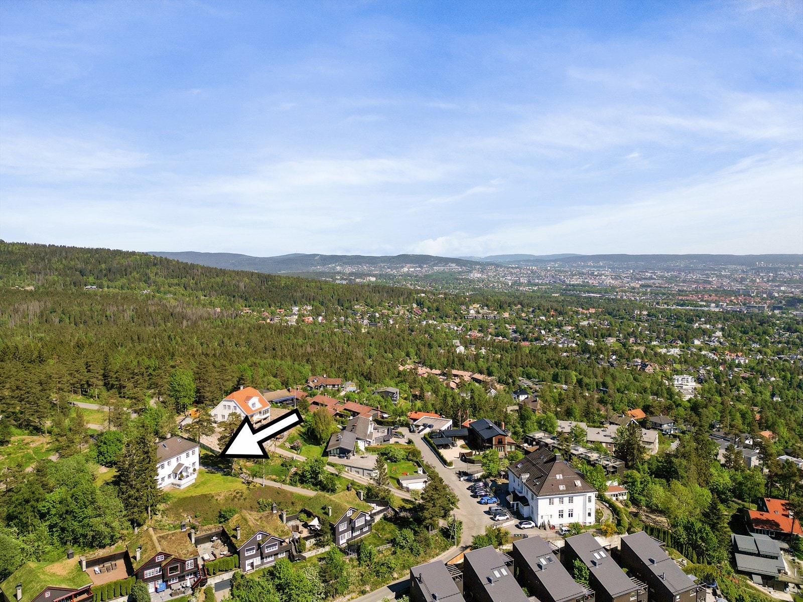 Dette er et barnevennlig og fredelig villaområde med gode oppvekstvilkår, kort gange til flotte turområder, skoler, barnehager, dagligvarebutikk og fritidstilbud m.m. Galleribilde
