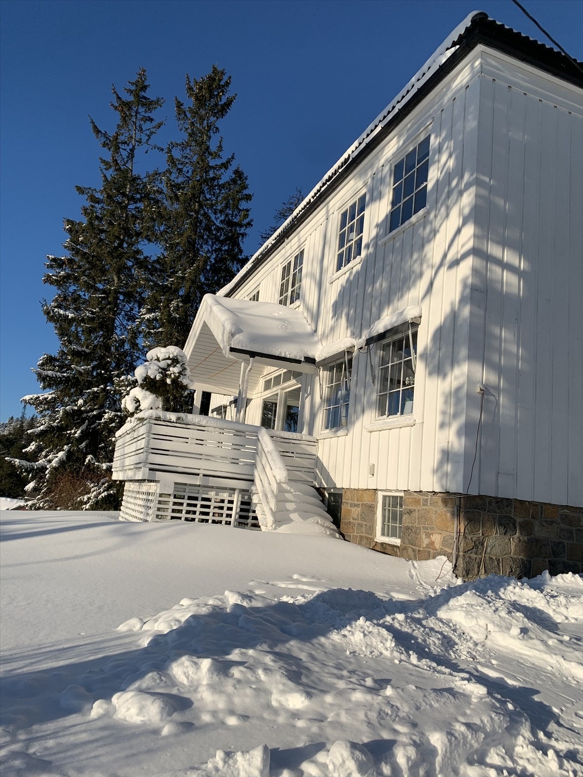 Fantastisk beliggenhet i veletablert boligområde på Besserud/Holmenkollen. Boligen ligger meget usjenert, trafikkstille og barnevennlig til. Galleribilde