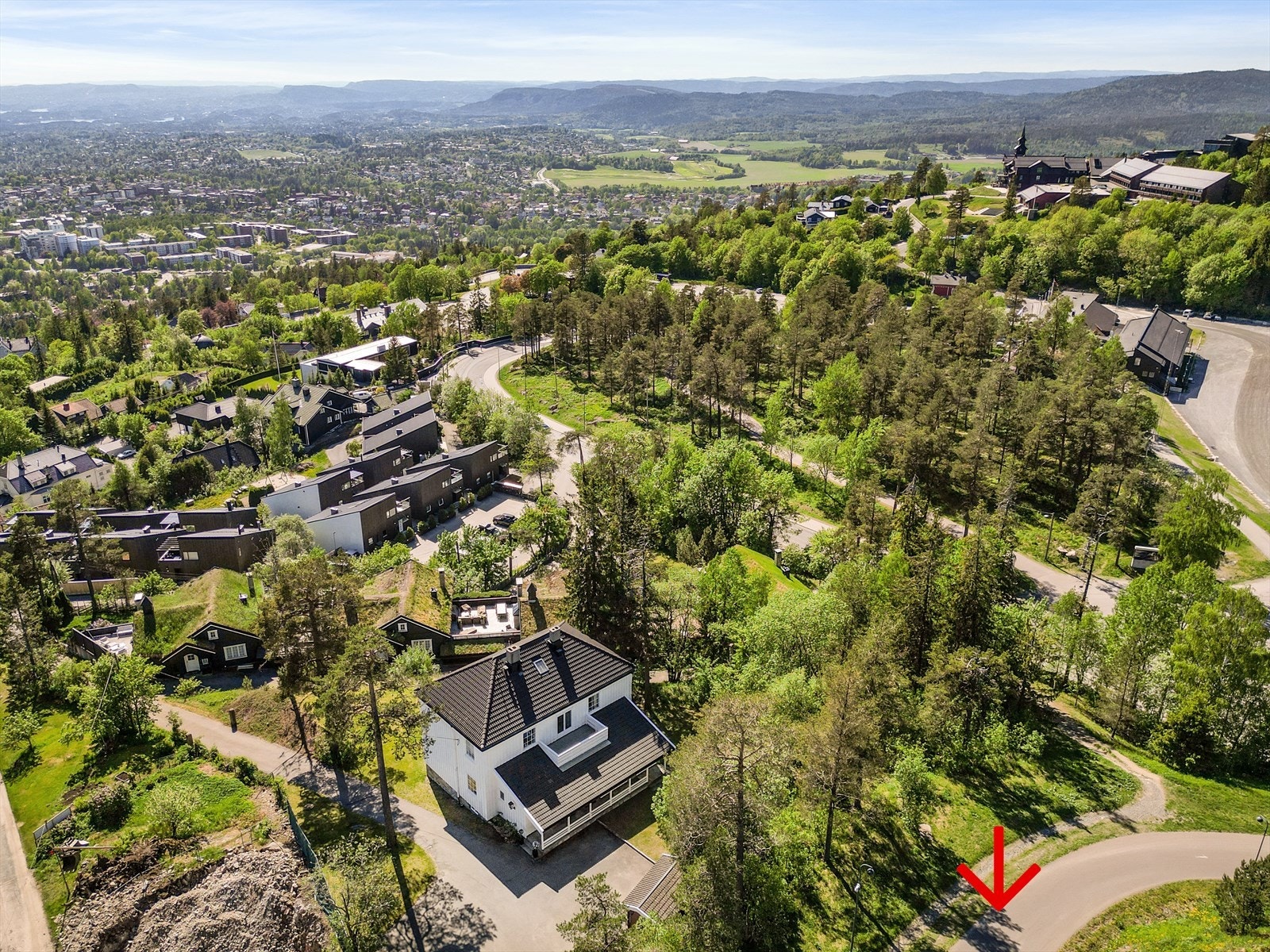Rulleskiløype rett bak huset (market med pil). Kort vei til Nordmarka som er unik med sine skiløyper og slalombakker (Tryvann Vinterpark) vinterstid, og badevann og turstier sommerstid. Galleribilde