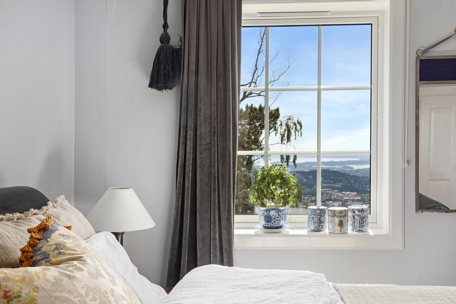 Flott utsyn over byen fra soverommet. Galleribilde