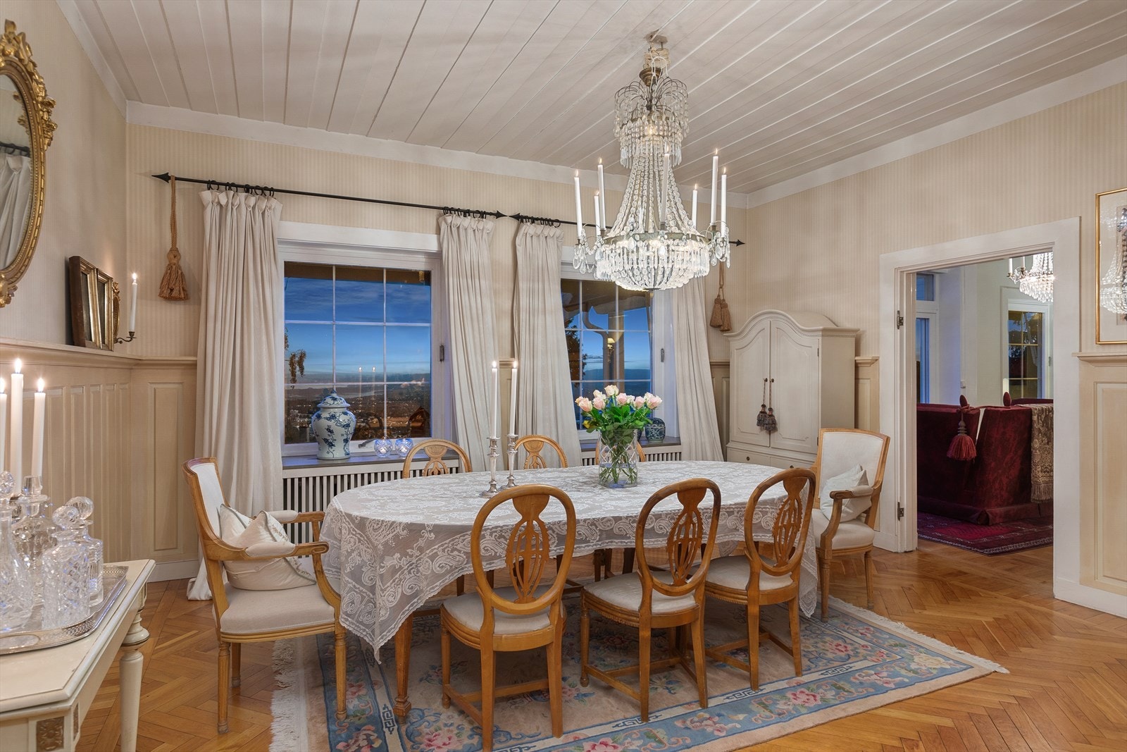 Spisestue med god plass til langbord. Galleribilde