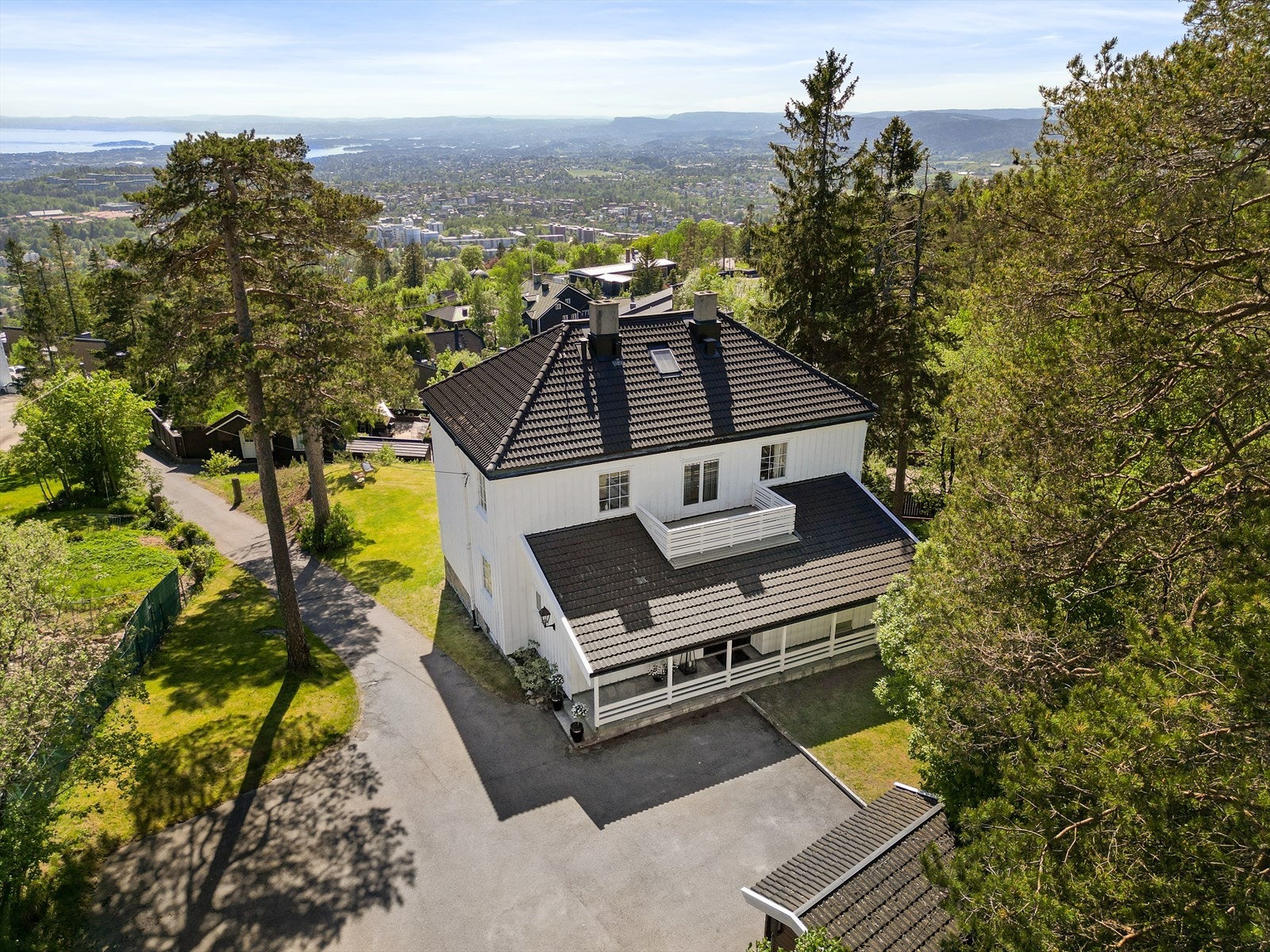 Boligen ligger i et attraktivt område med fantastisk utsikt og svært gode solforhold. Galleribilde