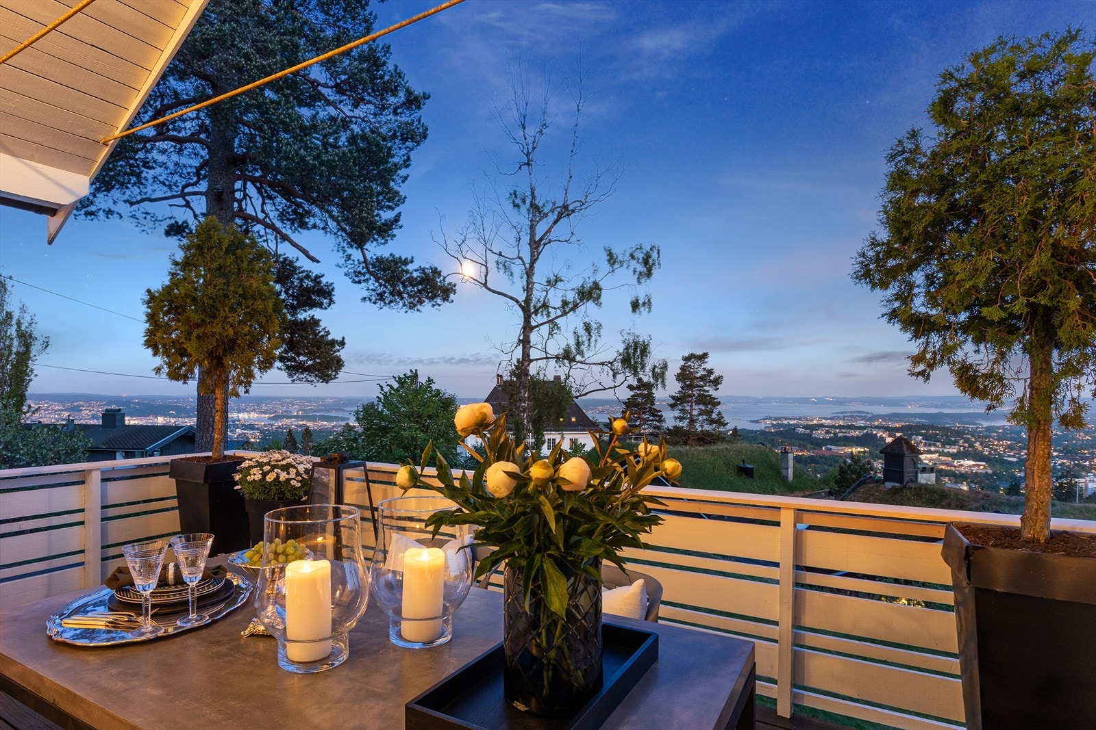 Utsikt fra veranda på kvelden. Galleribilde