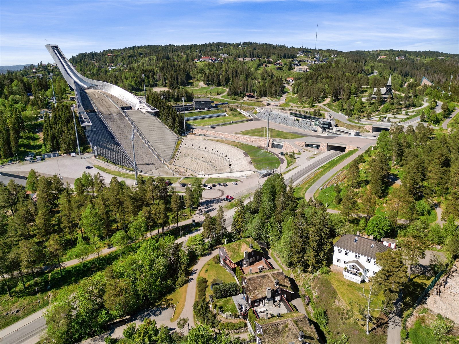 Eiendommen er ypperlig plassert med nærhet til Holmenkollen nasjonalanlegg og Nordmarka. Rulleskiløype rett bak huset (market med pil). Galleribilde