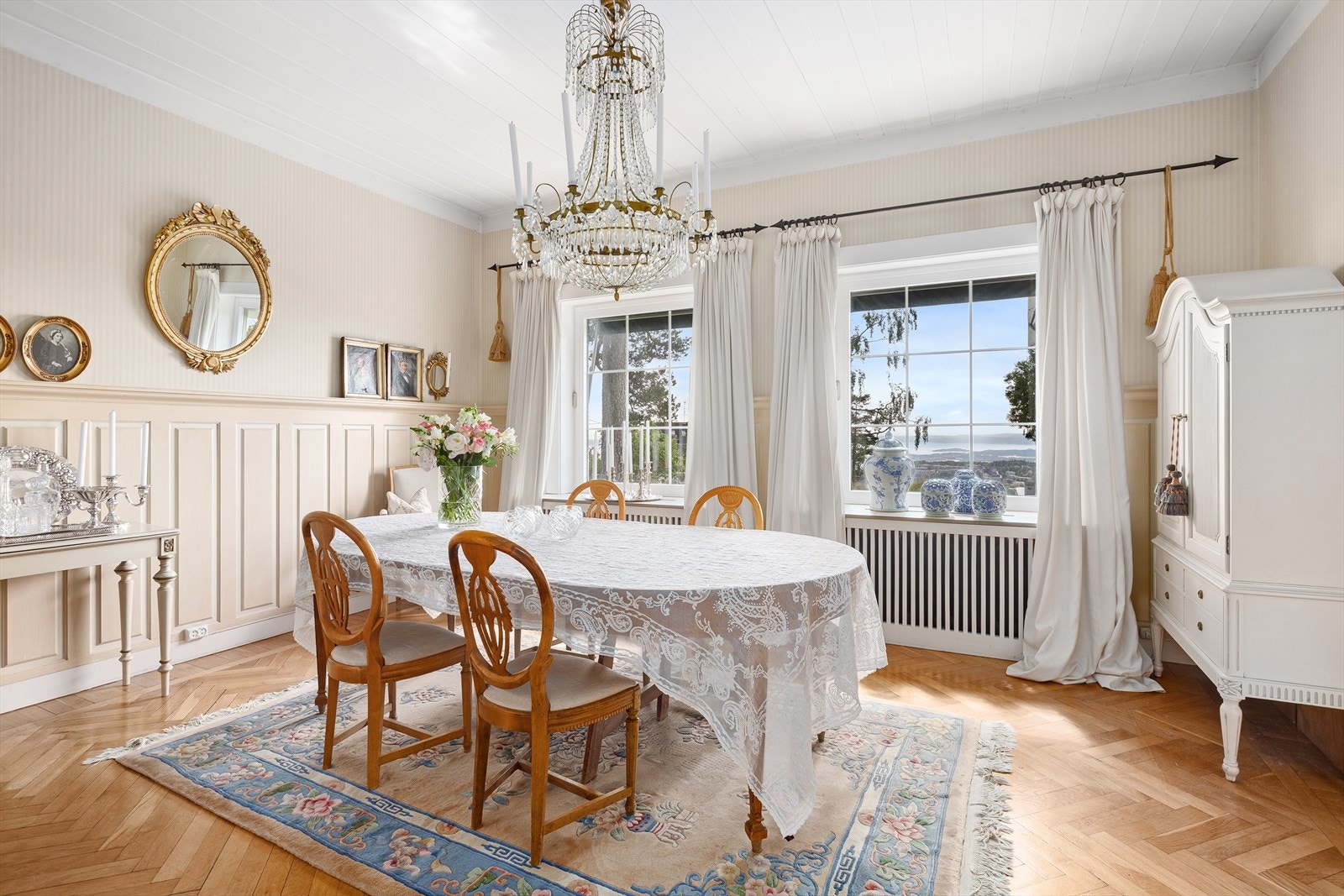 Godt lysinnslipp til spisestuen. Galleribilde