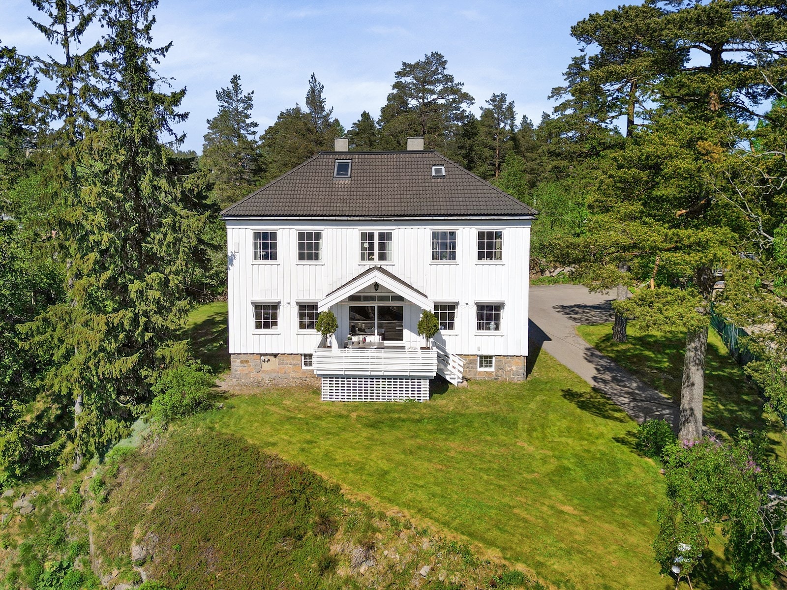 Solrik og skjermet tomt på 1 664 m² i idylliske omgivelser. Galleribilde