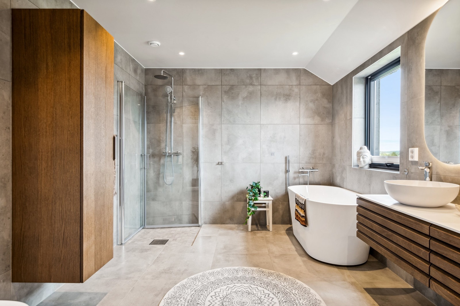 Badet er utstyrt med både badekar og dusjløsning. Galleribilde