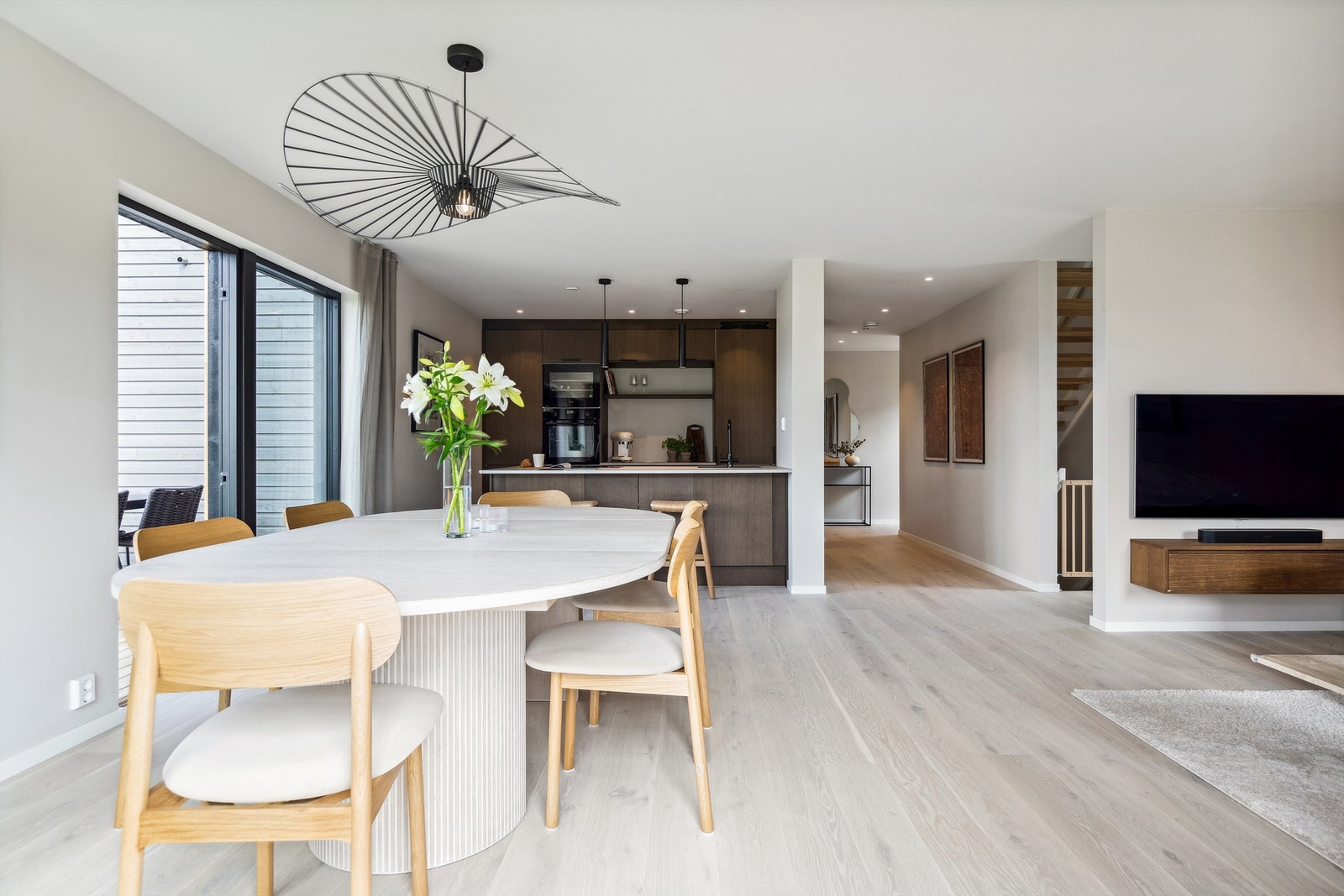De lekre fargepalettene på innredninger og overflater gir et elegant preg til hjemmet - Gulvene er lagt med en moderne 1-stavs parkett Galleribilde