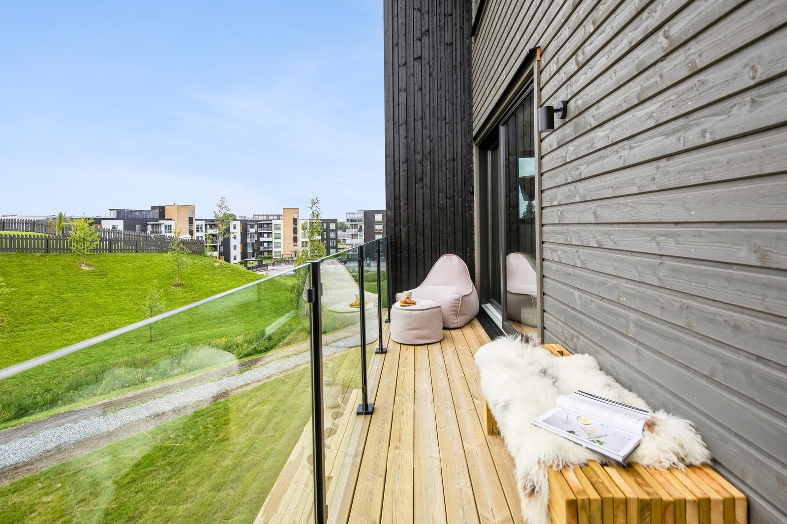 Balkong fra hovedplan - Med stor skyvedør fra stue/spisestue Galleribilde