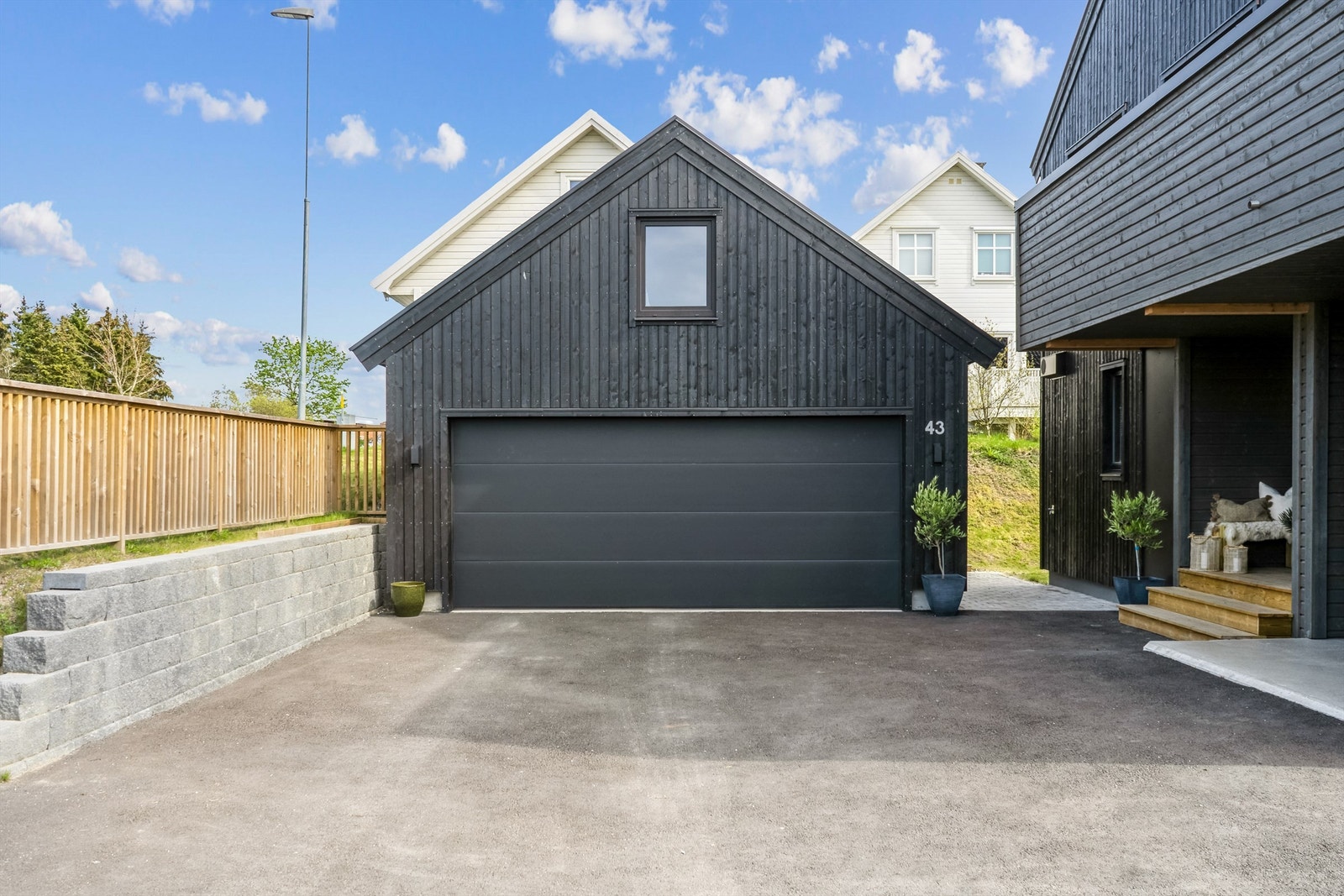 Eiendommen har parkering i dobbelgarasje, samt carport. Praktisk og renslig med asfalt og belegningsstein på gårdsplassen Galleribilde