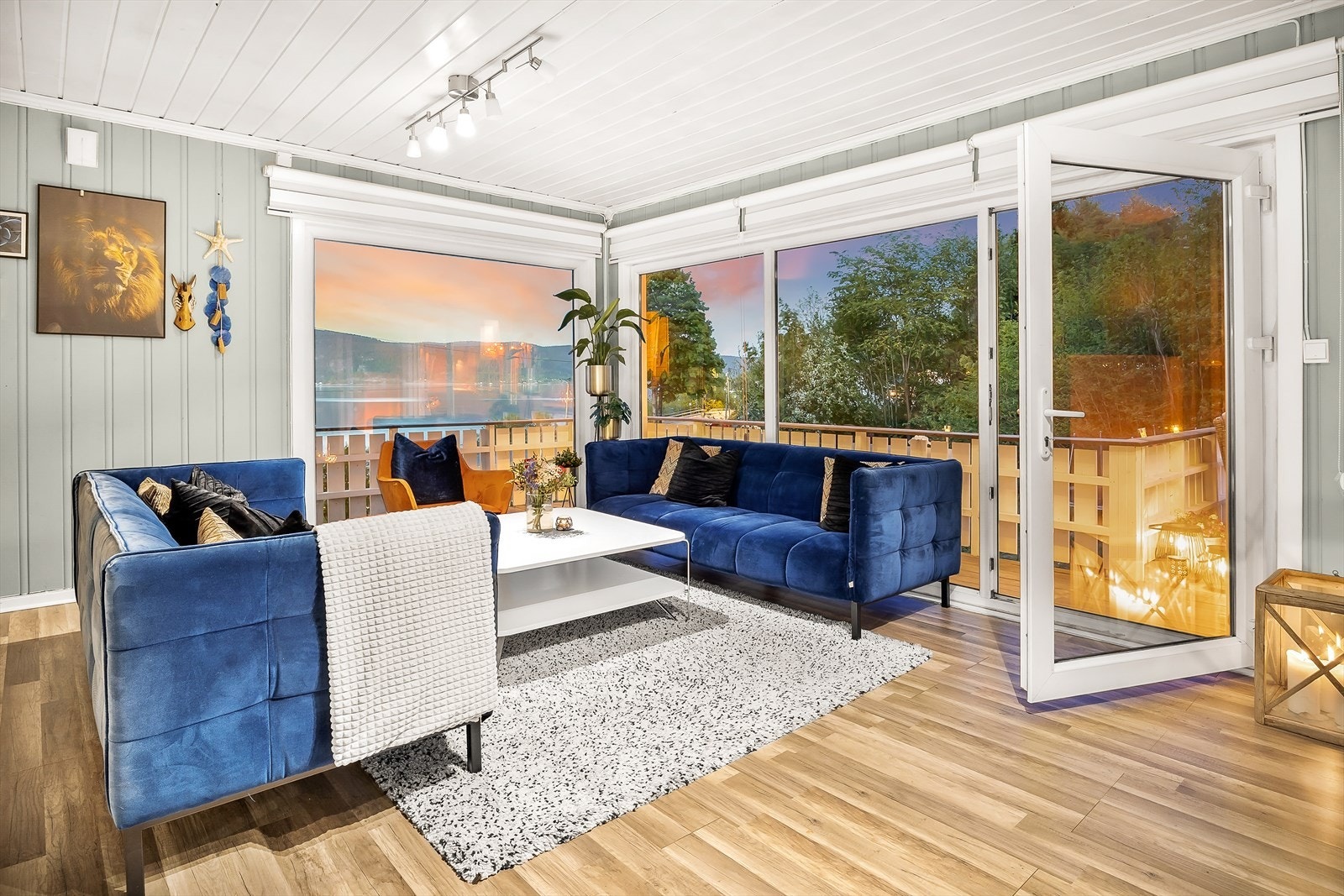 Fra boligen har du herlig fjordutsikt både fra store vindusflater i stue og fra terrasse. Noen vinduer og terrassedør er byttet i nyere tid Galleribilde