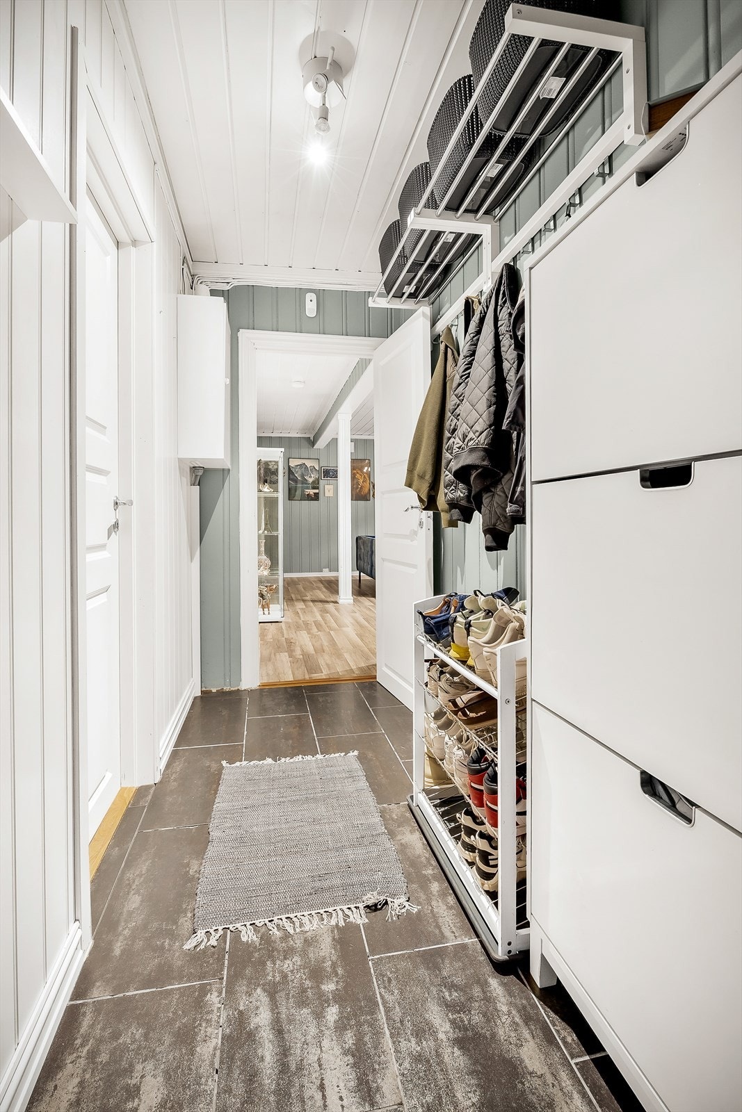 Innbydende entré/gang med plass til å henge fra seg Galleribilde