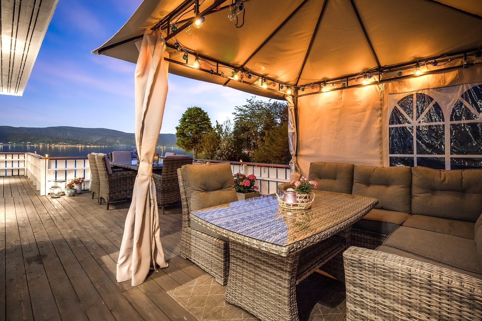 Det er god plass for egen lounge "avdeling" på terrassen. Paviljongen kan medfølge handelen Galleribilde