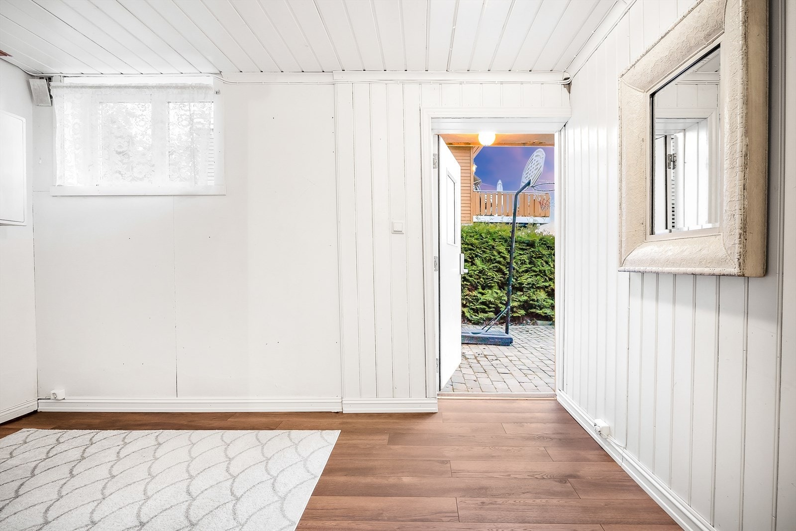 Romslig entré/gang med god plass til garderobe eller kommode etc Galleribilde