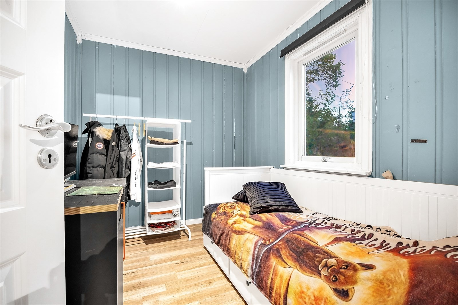 Soverom 2 med adkomst fra stue har plass til seng og annen innredning Galleribilde