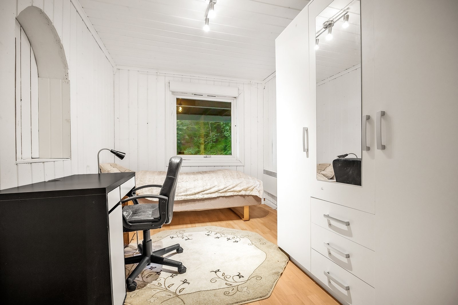 Det er 2 romslige soverom i 1. etasje. Begge har plass til dobbeltseng og annen innredning. Soverom 1 er etablert med garderobeskap Galleribilde
