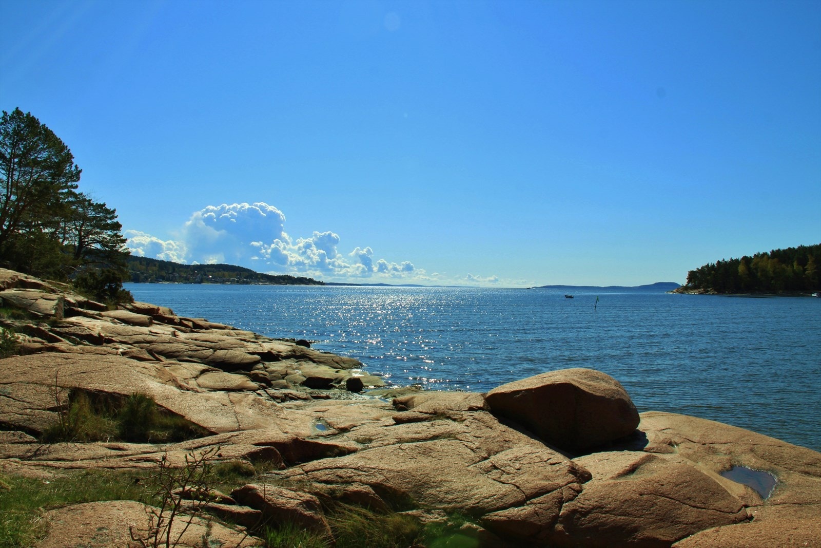 Nyt sørlandsidyll langs kystripen som også passerer den idylliske Bergerbukta med flere badeplasser, bl.a "Stikkern" badeplass med flotte Svaberg Galleribilde