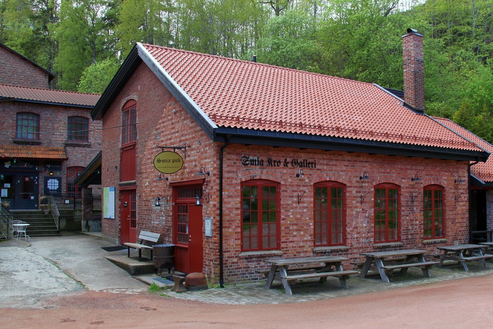 Ved Fossekleiva ligger også Smia pub og galleri Galleribilde