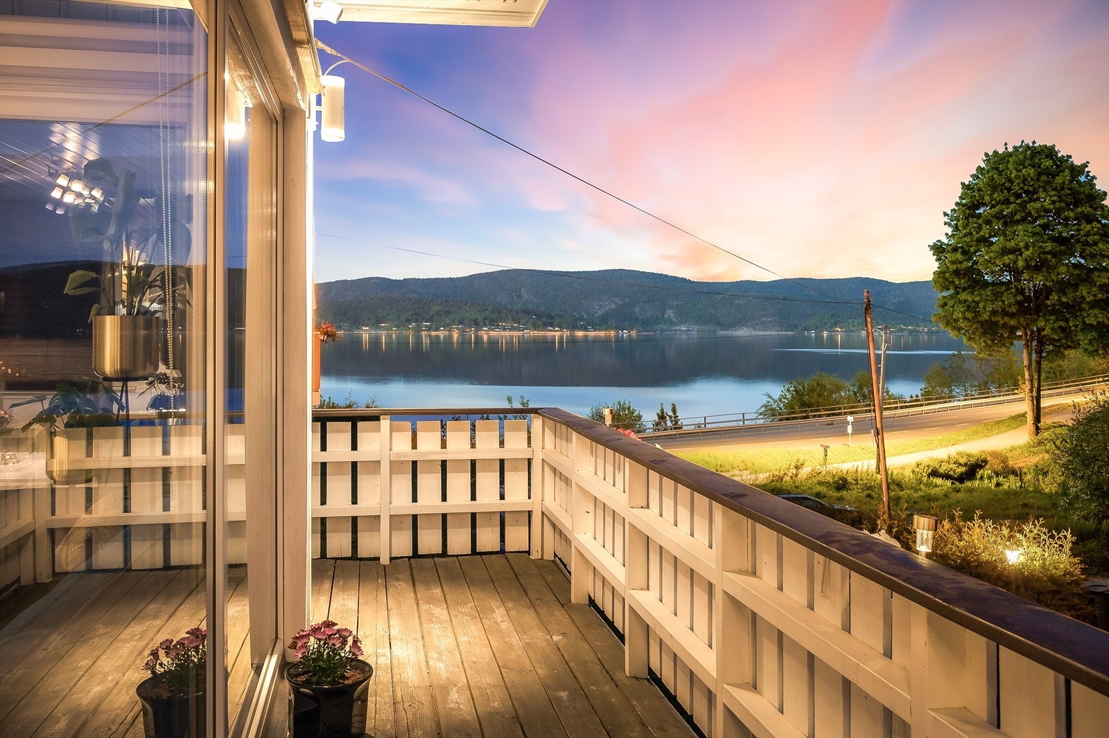 I sommerhalvåret er det et aktivt båtliv i fjorden og området er populært for båtturister Galleribilde