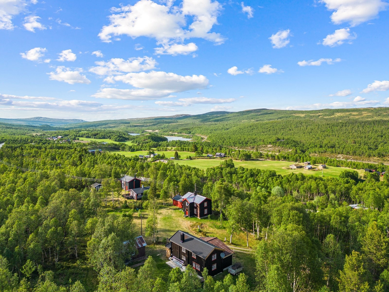 Hytta ligger i naturskjønne omgivelser, ca. 2 km fra Glåmos sentrum med dagligvarebutikk og stasjon. Regionen er et mekka for friluftsentusiasten med nasjonalparker, flere landskapsvernområder og naturreservater Galleribilde