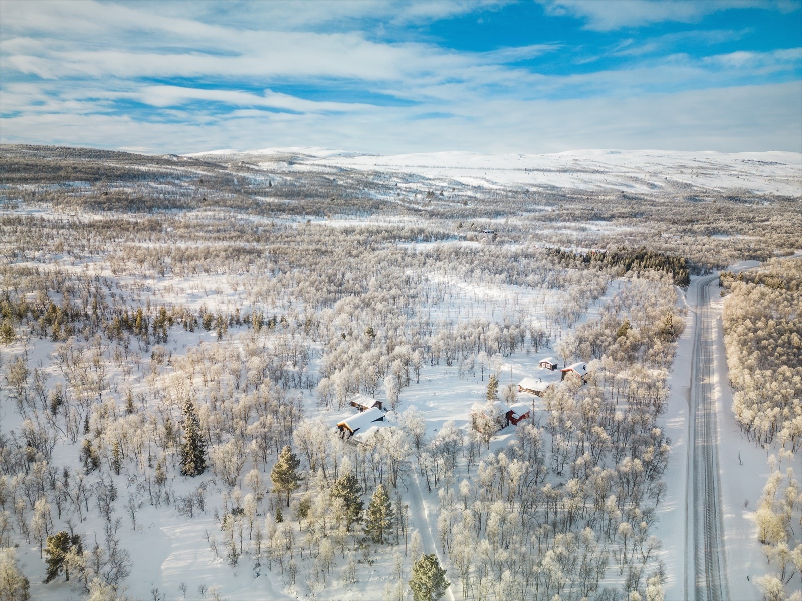 Med 12 minutters biltur til Røros, og 20 min til Ålen, har man også ulike servicefunksjoner og fasiliteter som sykehus, helsetjenester, restauranter, treningsstudio, alpinanlegg og mye mer innen rekkevidde. Galleribilde