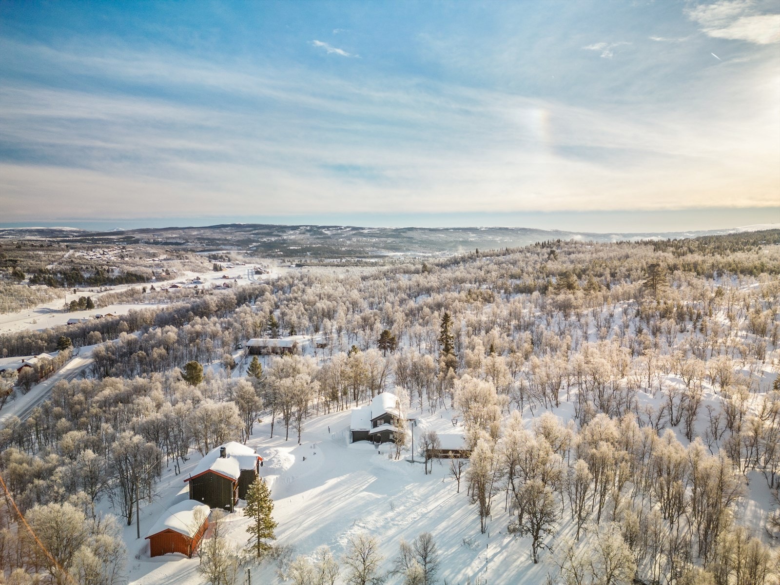 Kort vei fra hytta er det skiløyper som går sammen med det store løypenettet på Røros, og det er omtrent 17 km skitur på oppkjørte løyper inn til Røros sentrum. Det er kort vei til Arvedalslina, Christianus Sextus og Rørosvidda Galleribilde