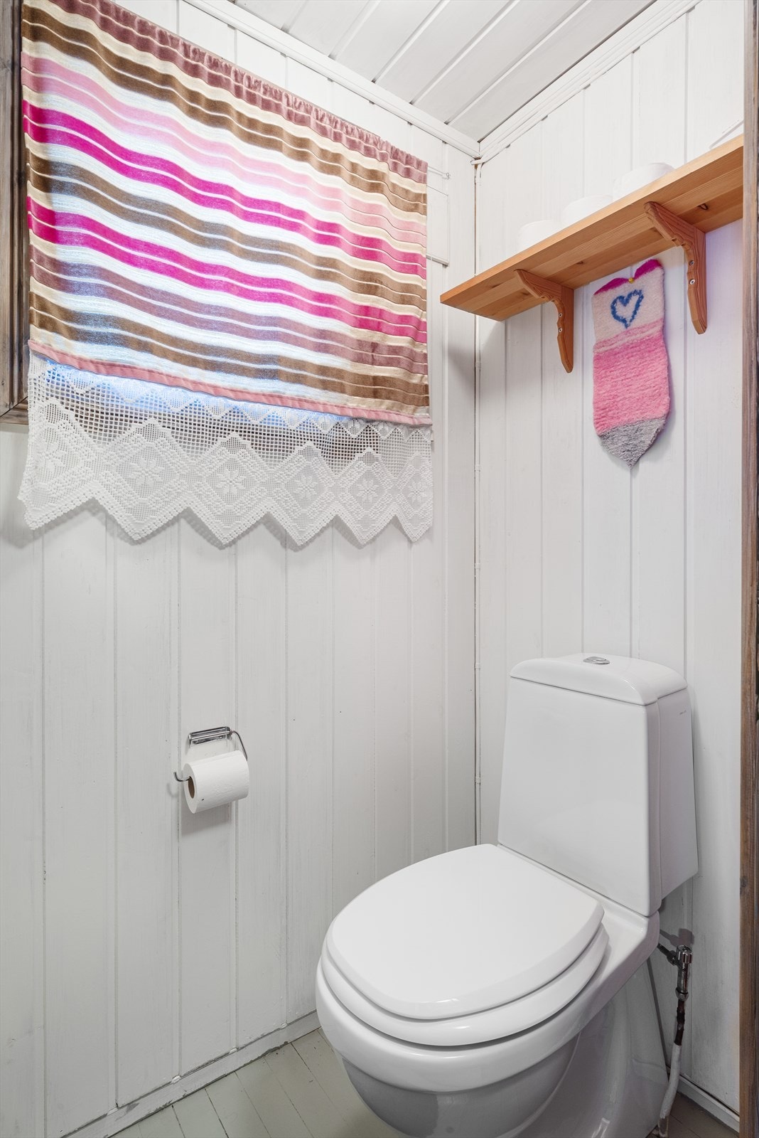 Praktisk WC-rom med helt nytt toalett Galleribilde