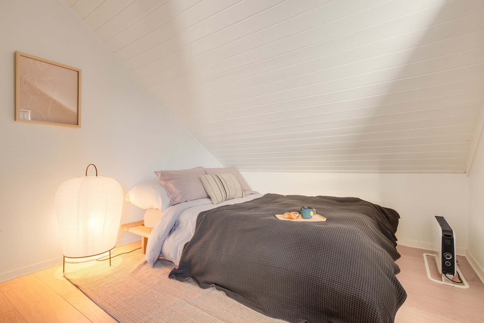 Det er et romslig soverom i leiligheten. Her er det godt med plass til en dobbeltseng. Galleribilde