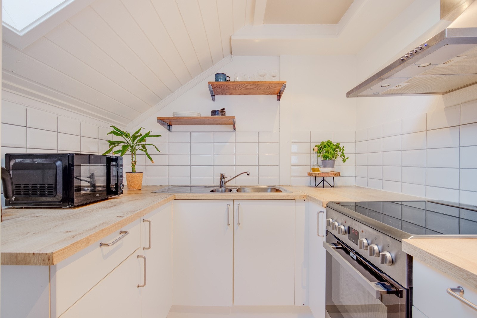 Kjøkkenet er pent og holdt i en moderne stil som passer utmerket til leiligheten Galleribilde