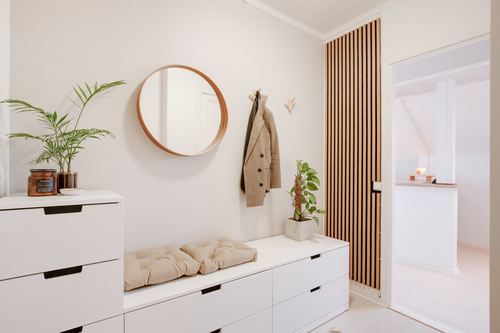 Velkommen inn til en romslig gang med oppbevaringsplass til både jakker og sko. Galleribilde